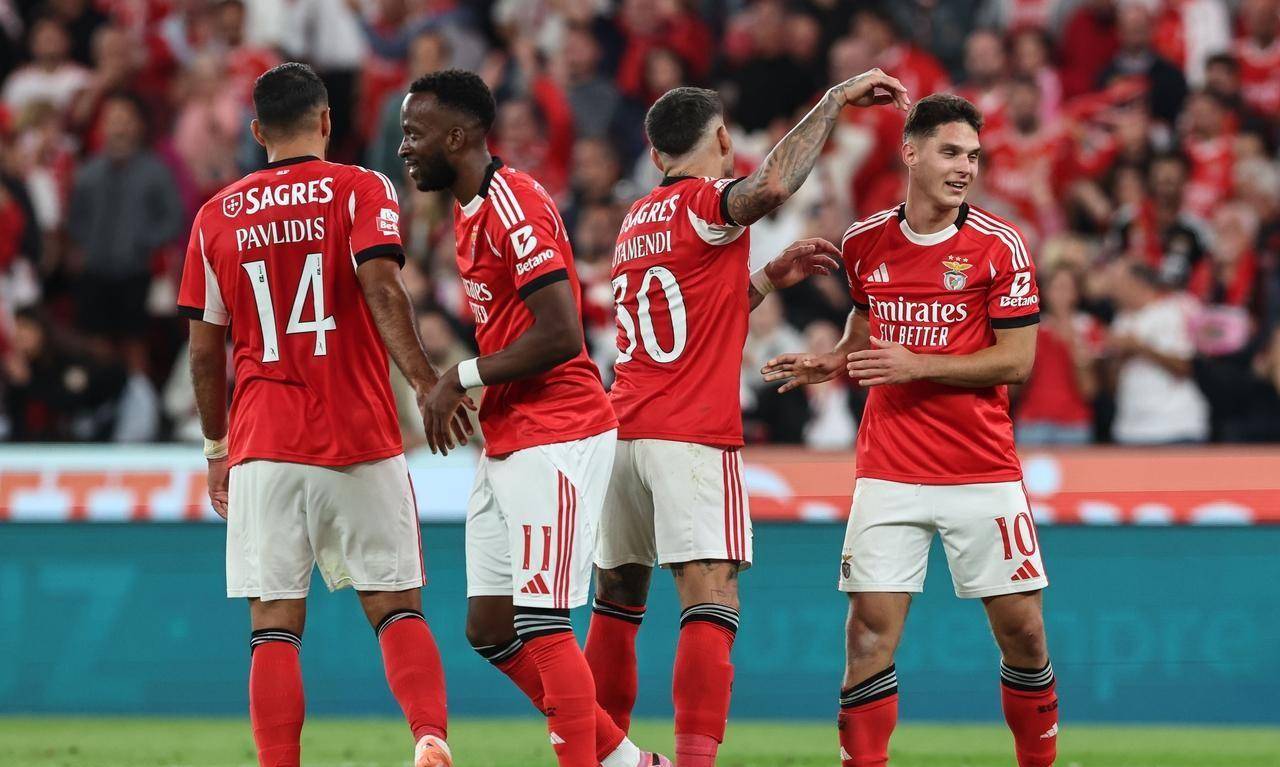 关于荷甲集结日再迎强敌，巴塞罗那止住颓势，主帅态度：压力陡增，赛季目标并未改变的信息