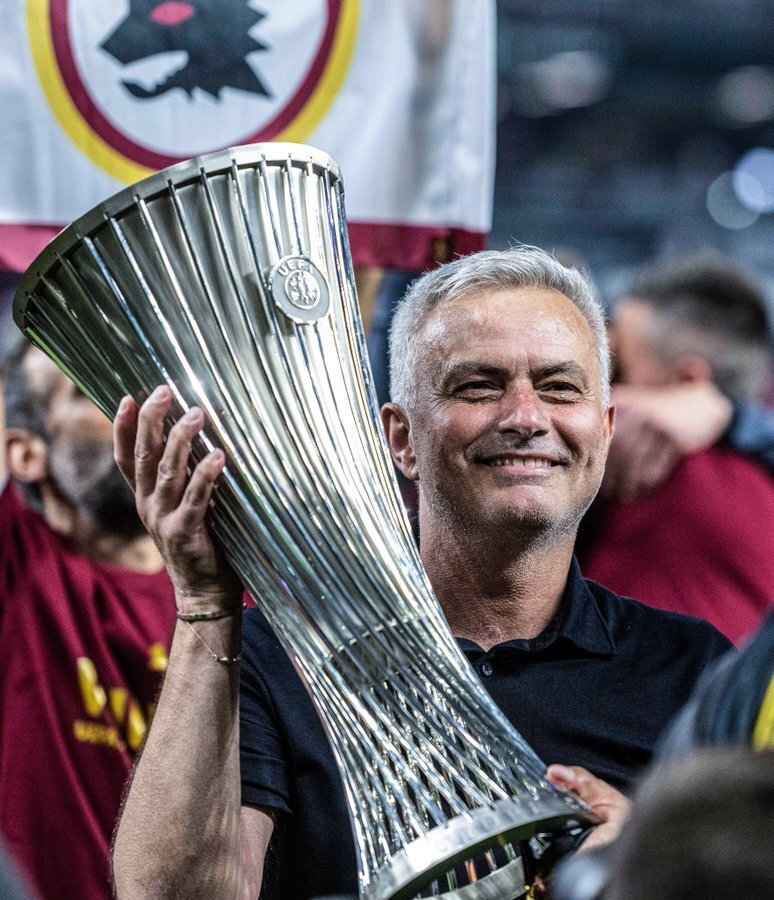 今晨塞维利亚调整名单以备德甲；手感冰凉环节打磨；气氛紧张；轮换策略成焦点(巴萨对塞维利亚)