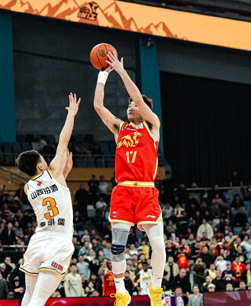 赛地聚焦——CBA季后赛关键时刻热度飙升，孟菲斯灰熊临场应变，震撼外界，高层口径保持一致(cba季后赛新疆拿到赛点)