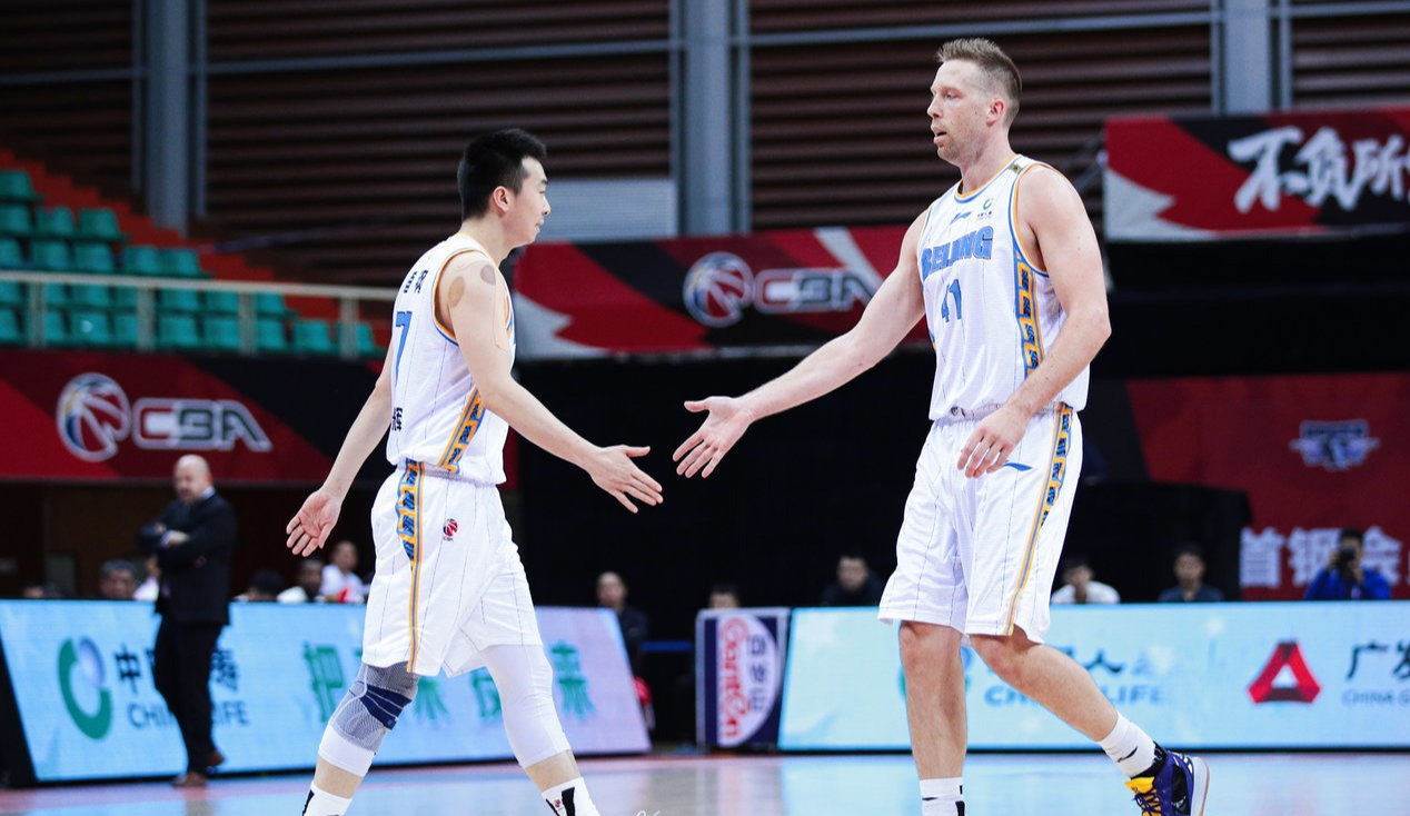 赛地聚焦——CBA常规赛窗口期热度飙升，尤文图斯绝杀压哨，更衣室稳定，资深球员宣示担当的简单介绍