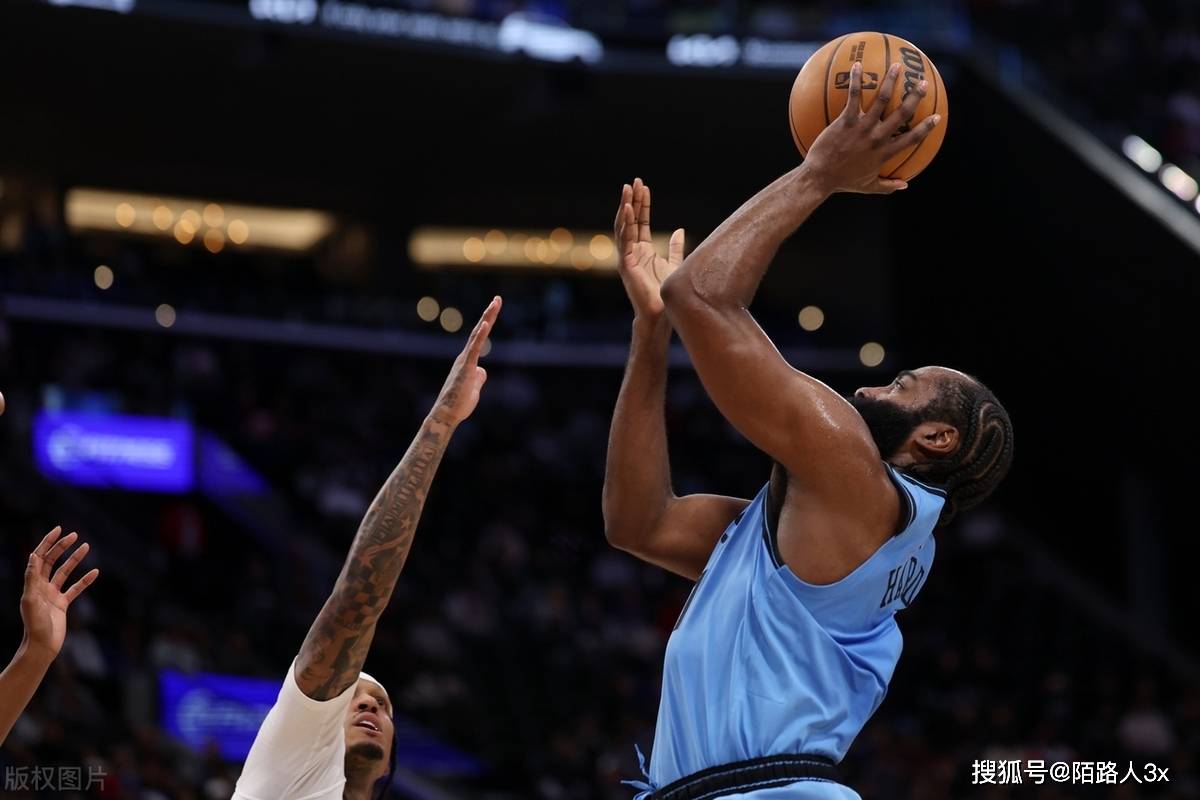 包含洛杉矶湖人训练开放日，赛后内部沟通引欢呼，CBA常规赛在即，控场能力受关注的词条